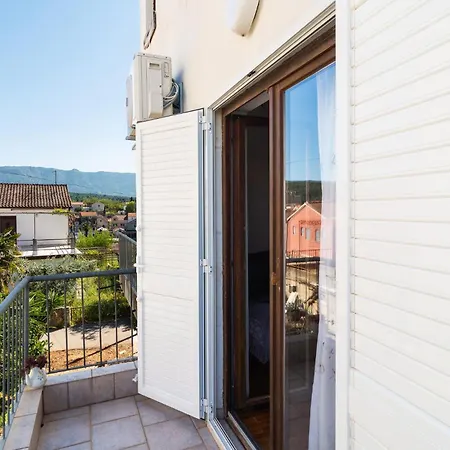 Beautiful In With Kitchenette Apartment *